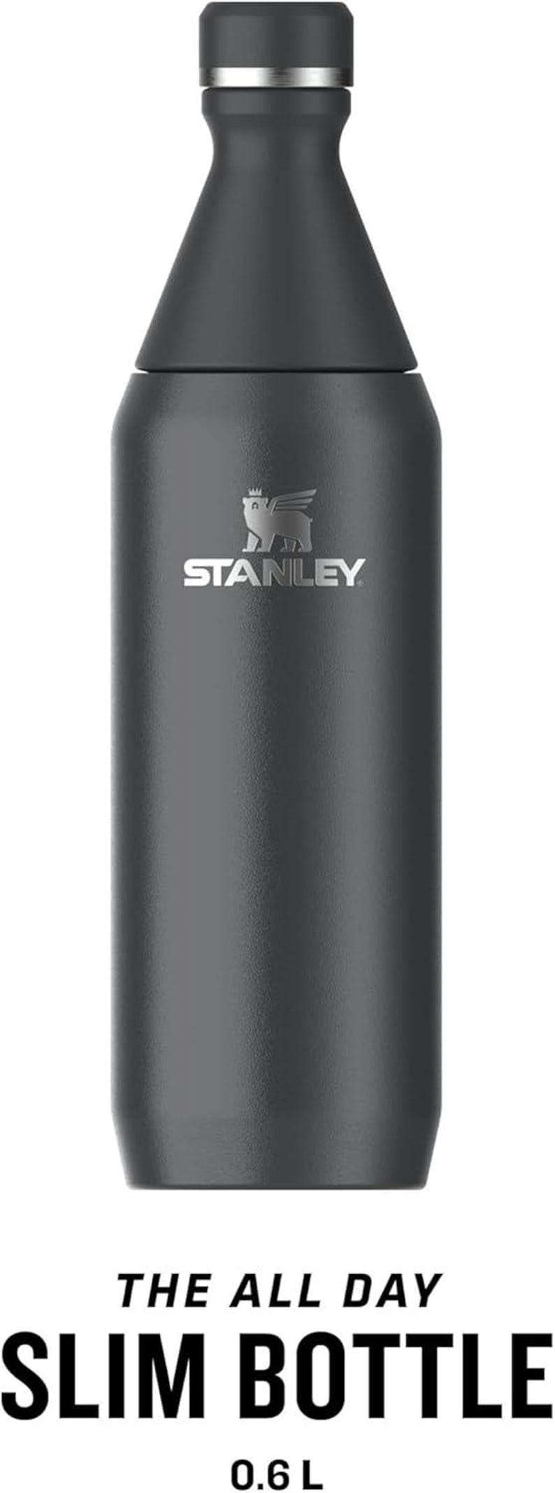 Może przedstawiać: Stalowa butelka na wodę w kolorze ciemnoszarym z srebrną pokrywką i logo Stanley. Butelka jest oznaczona "The All Day Slim Bottle 0.6 L".