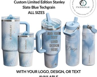 Copo térmico personalizado Stanley IceFlow e Quencher, na cor azul ardósia com acabamento Techgrain, canudo retrátil personalizado e gravação do troféu Stanley, disponível em 20 oz e 40 oz.