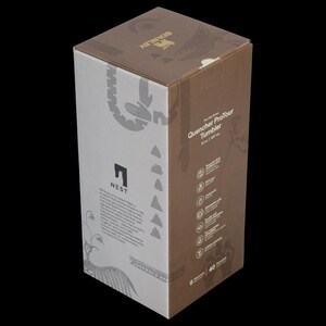 Puede incluir: Una caja de vaso Stanley Quencher ProTour. La caja es blanca y marr&oacute;n con el logotipo de Stanley y la informaci&oacute;n del producto. La caja tiene un dise&ntilde;o gr&aacute;fico con la palabra "NEST" impresa en el lateral.