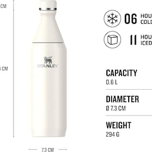 Może przedstawiać: Biała butelka na wodę ze stali nierdzewnej z logo Stanley i wzorem skrzydlatego lwa. Butelka ma wysokość 26,6 cm i średnicę 7,3 cm. Pojemność butelki wynosi 0,6 litra płynu, a utrzymuje ona napoje w chłodzie przez 6 godzin i z lodem przez 11 godzin. Butelka waży 294 gramy.