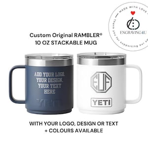 Può includere: Due tazze impilabili da 10 once, una blu e una bianca, con un coperchio e un manico argentati. La tazza blu ha il testo "ADD YOUR LOGO. YOUR DESIGN. YOUR TEXT HERE" e la tazza bianca ha il testo "ELF" e "YETI".