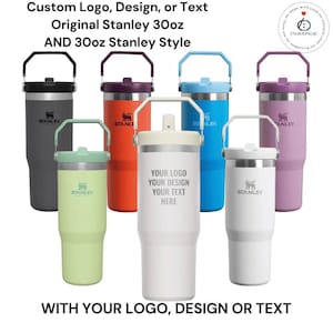 Peut inclure: Une collection de sept gobelets de 30oz avec poignées et couvercles dans diverses couleurs dont noir, vert clair, orange, blanc, bleu et violet. Le gobelet blanc central porte le texte YOUR LOGO YOUR DESIGN YOUR TEXT HERE.