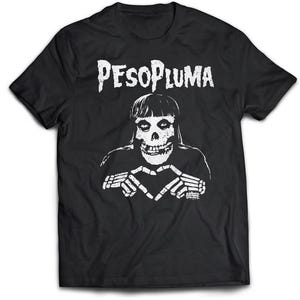 Könnte beinhalten: Schwarzes T-Shirt mit einem weißen Aufdruck eines Skeletts mit einem Schädelgesicht, das mit seinen Händen ein Herz formt. Der Text "PESOPLUMA" befindet sich über dem Skelett.