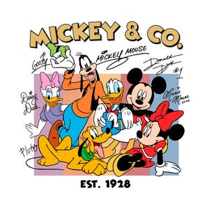 Puede incluir: Un gr&aacute;fico colorido con Mickey Mouse y sus amigos, incluyendo Goofy, Donald Duck, Daisy Duck, Pluto y Minnie Mouse. El texto "Mickey & Co. EST. 1928" se muestra en un estilo vintage.