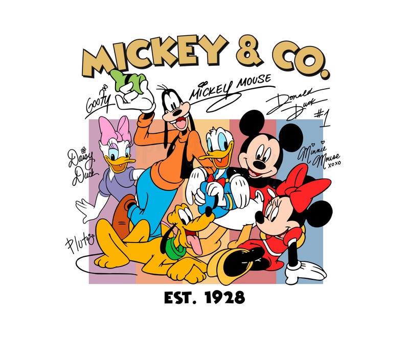 Puede incluir: Un gr&aacute;fico colorido con Mickey Mouse y sus amigos, incluyendo Goofy, Donald Duck, Daisy Duck, Pluto y Minnie Mouse. El texto "Mickey & Co. EST. 1928" se muestra en un estilo vintage.