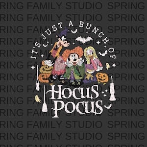 Könnte beinhalten: Eine Schwarzweißillustration von Mickey Mouse, Goofy und Minnie Mouse in Halloweenkostümen. Der Text "It's just a bunch of Hocus Pocus" ist in einem Kreis um die Figuren geschrieben.
