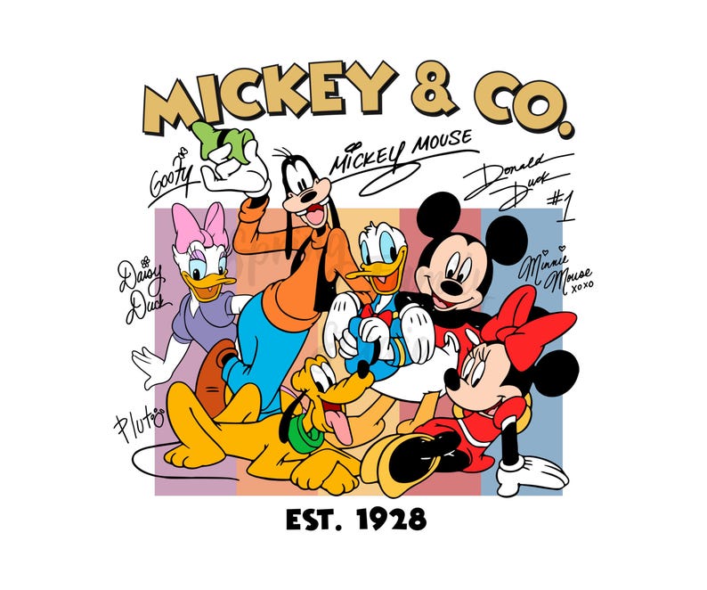 Puede incluir: Gr&aacute;fico de Mickey Mouse y sus amigos, incluyendo a Goofy, Donald Duck, Daisy Duck, Pluto y Minnie Mouse. El texto "Mickey & Co. EST. 1928" se muestra en un estilo vintage. Los personajes visten sus trajes cl&aacute;sicos.