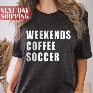 Wochenende Kaffee Fußball Shirt, Fußball Shirt, Fußball Mama Shirt, Shirts für Frauen, Spieltag Shirt, Sport Mutter Geschenk, Fußball Mama Shirt