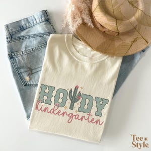 Comfort Colors® Howdy Kindergärtnerin Shirt, Rodeo Lehrer Shirt, Kindergärtnerin Team Shirt, Western Lehrer T-Shirt, Lehrer Cowgirl