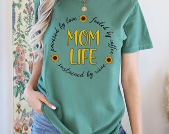 Lustiges Mom Life Shirt, Powered by Love, Comfort Colors Tee