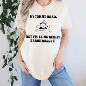 Me duele la barriga, pero soy muy valiente. Camiseta divertida con meme, oso vintage de dibujos animados, unisex, Comfort Colors®, talla extragrande.