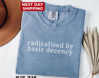 Geradicaliseerd door basis fatsoen Comfort Colors®-shirt, shirt voor politiek protest, cadeau feministische activist, liberaal unisex T-shirt