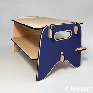 Peut inclure: Une étagère en bois à deux niveaux avec un devant peint en bleu. L'étagère est en contreplaqué et a un design simple.