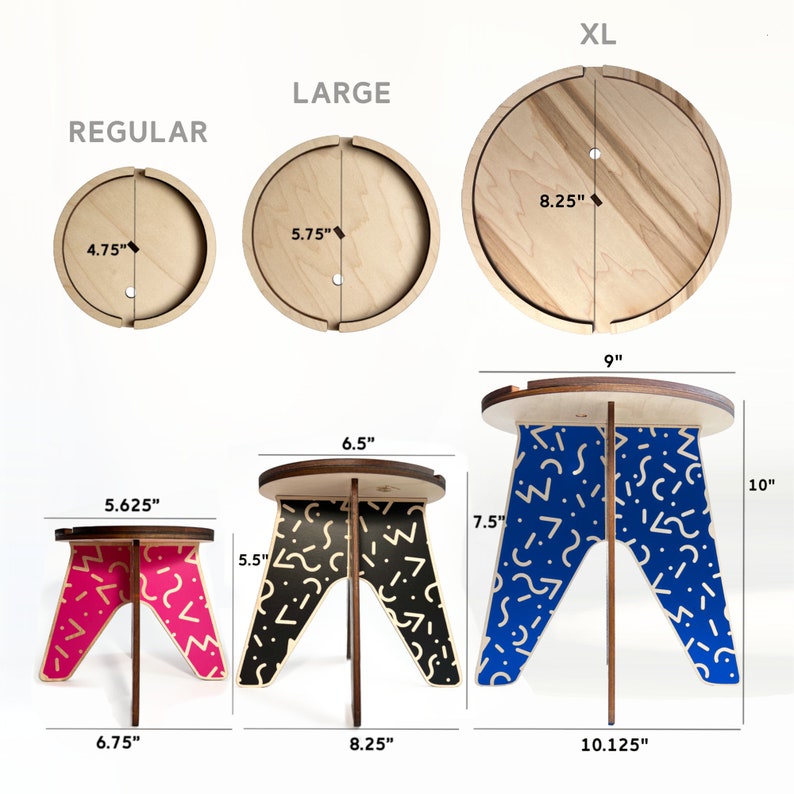 Op de afbeelding: Drie houten krukken met verschillende maten bovenbladen. De bovenbladen hebben een diameter van 12,1 cm, 14,6 cm en 21 cm. De krukken zijn 17,1 cm, 21 cm en 25,7 cm breed. De krukken hebben een geometrisch patroon op de poten en het bovenblad.