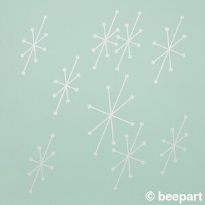 Puede incluir: Un fondo azul claro con nueve formas de estrella blanca. Cada estrella tiene un c&iacute;rculo en el centro y ocho l&iacute;neas que irradian desde el centro.