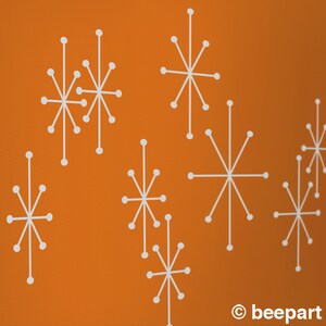 Puede incluir: Fondo naranja con formas de estrellas blancas. Las estrellas est&aacute;n hechas de l&iacute;neas y puntos.