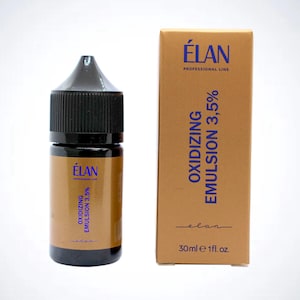 Puede incluir: Una botella de 30 ml de emulsión oxidante ÉLAN Professional Line 3,5% para el desarrollo del color del cabello. La botella es marrón con una tapa negra y una etiqueta blanca con texto azul.