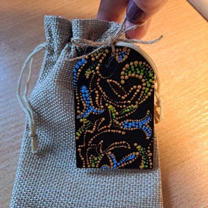 Milieuvriendelijke cadeauzakjes met berichten, handgeschilderde cadeauzakjes met stippen, handgemaakte cadeaus: tassen en kaarten, cadeauzakjes met wenskaarten,
