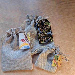 Sacs cadeaux écologiques avec messages, Sacs cadeaux à pois peints à la main, Cadeaux faits main : sacs et cartes, Sacs cadeaux avec cartes de voeux,