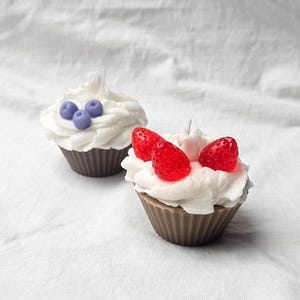 Handgemachte Cupcake-Kerze mit Erdbeeren oder Heidelbeeren – Duftkerze für Naschkatzen & Deko-Liebhaber