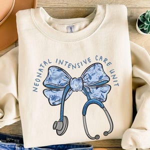 NICU Krankenschwester Schleife Sweatshirt NICU Shirt Krankenschwester Coquette Sweatshirt für Neugeborenen Krankenschwester Praktiker Crewneck Neugeborenen Intensivpfleger Wertschätzung Geschenk