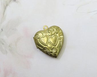 Vintage Brass Locket, Vintage Heart Locket, Flower Locket, Raw Brass Locket, 1 piece