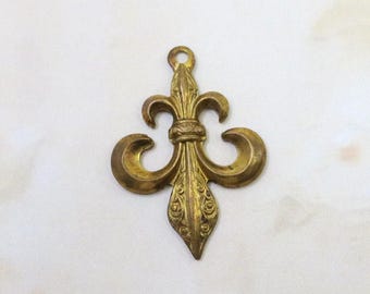 Vintage Brass Fleur de Lis Pendant, Vintage 1940s Brass Heavy Struck Finding, 30mm, 1 piece