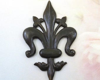 Vintage Brass Fleur de Lis Stamping, Old World Patina, 42mm, 1 piece