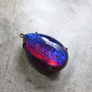 Mexikansk opalglascabochon, 25 x 18 mm päron, infattad i åldrad mässingsfattning, 1 st.