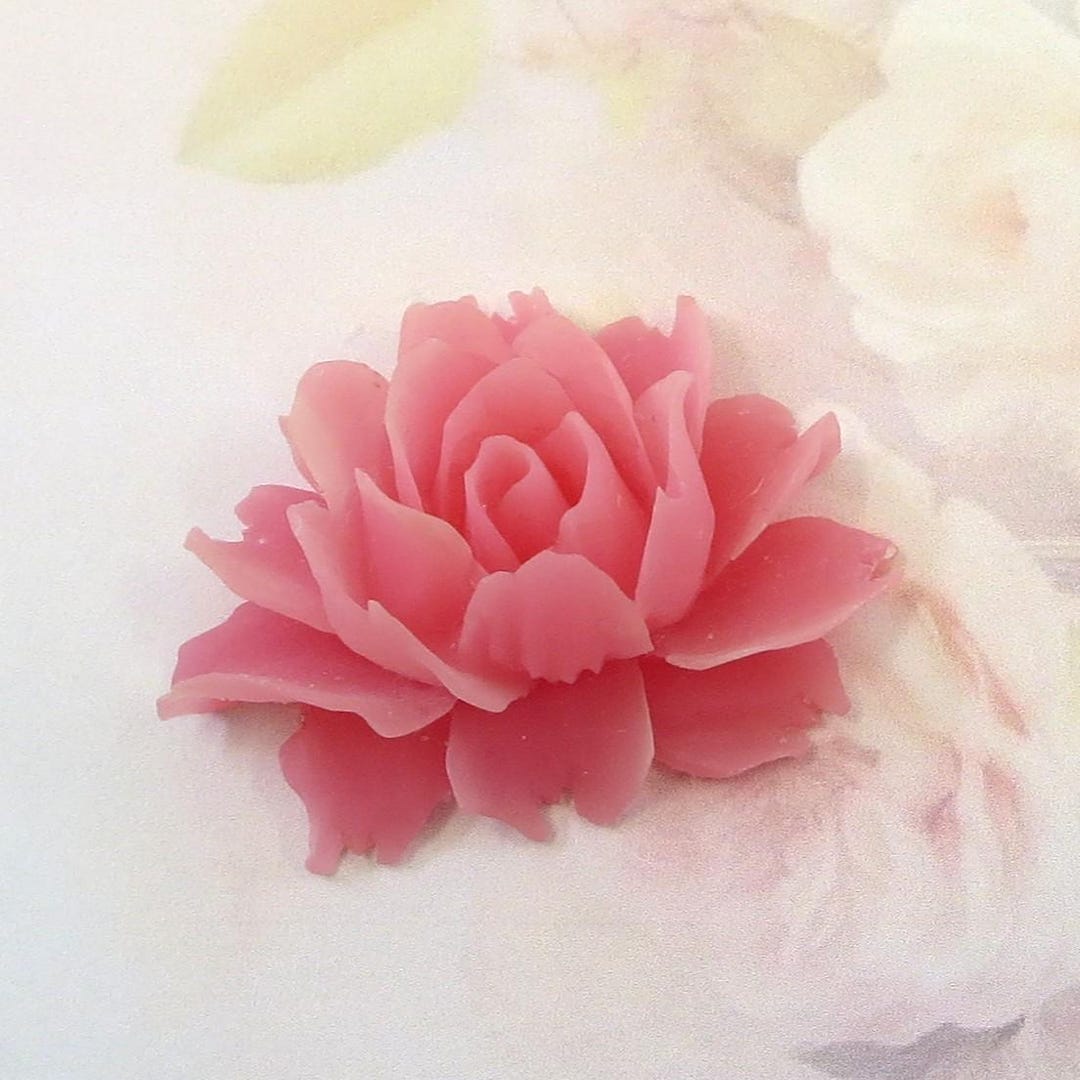 ヴィンテージ ルーサイト彫刻ローズカボション、ピンクのバラの花、1個