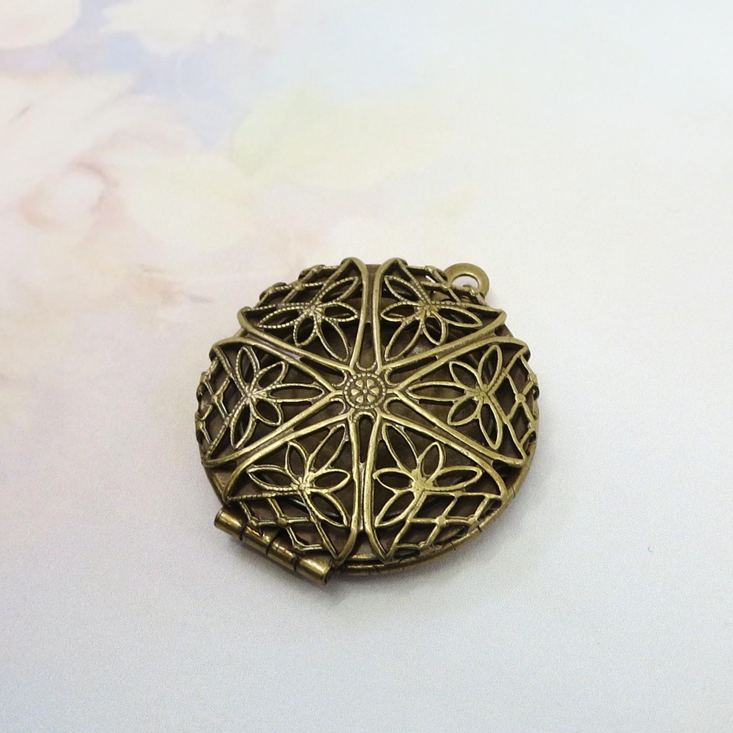 Antiqued Brass Filigree Locket, Round Locket, USA Made, 31mm, 1 Piece ...