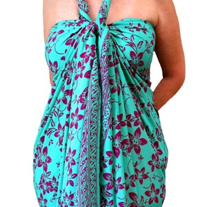 Pareo de rayón batik hecho a mano: Plumeria verde azulado y morado, estilo hawaiano