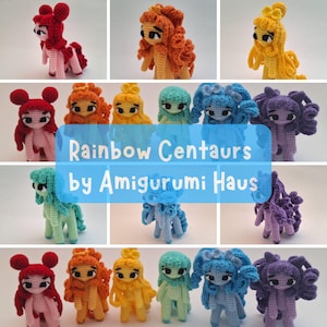 Op de afbeelding: Een set van tien gehaakte regenboog centaur amigurumi speelgoed. Elke centaur is een andere kleur van de regenboog, van rood tot paars. De centauren staan ​​allemaal op hun achterpoten, met hun voorpoten uitgestrekt. De centauren hebben mensachtige gezichten en lange, stromende manen.