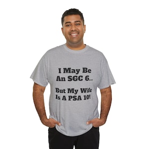 I May Be An SGC 6 But My Wife Is A PSA 10 Sports Card Collector Unisex T-shirt man vrouw cadeau shirt Ruilkaarten bijpassende kleding