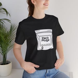 Pack Plugz Sports Cards and Collectibles Merch Schwarzes Shirt mit QR-Code und Logo Originaldesign