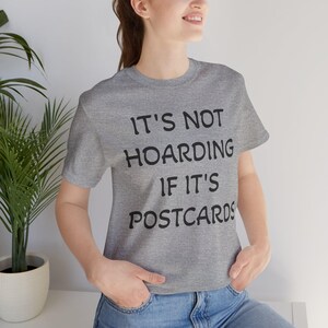 収集癖のないポストカードコレクターTシャツ 面白い収集Tシャツ ユニセックス半袖シャツ 収集癖のないコレクター向けのユーモラスなTシャツデザイン