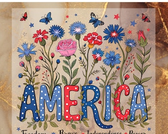 Könnte beinhalten: Ein DTF-Transferdesign mit dem Wort "AMERICA" in Blau und Rot, verziert mit floralen Elementen, Schmetterlingen und Sternen. Das Design enthält die Wörter "Freedom", "Brave", "Independence" und "Power".