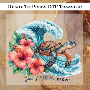 Peut inclure: Transfert DTF prêt à presser avec une illustration colorée d'une tortue de mer nageant dans une vague bleue avec des fleurs d'hibiscus roses. Le texte "Just go with the FLOW" est écrit sous l'image.