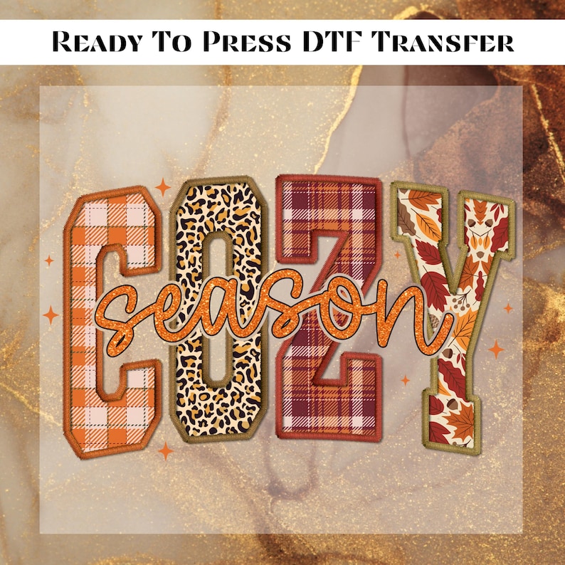 Puede incluir: Un dise&ntilde;o de transferencia DTF con las palabras "COZY SEASON" en una fuente con tem&aacute;tica oto&ntilde;al. Las letras est&aacute;n rellenas de cuadros, estampado de leopardo y patrones de hojas de oto&ntilde;o. El texto "READY TO PRESS DTF TRANSFER" est&aacute; en la parte superior.