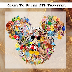 Peut inclure: Une silhouette de tête de Mickey Mouse colorée composée de divers personnages Disney. La silhouette est remplie de personnages de films et d'émissions Disney populaires. L'image est prête à être pressée sur un t-shirt ou un autre tissu à l'aide d'une presse à chaud.