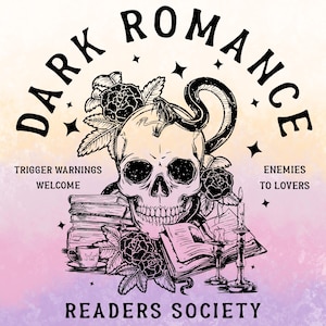 Peut inclure: Illustration gothique avec un crâne, un serpent, des roses et des livres. Le texte dit "DARK ROMANCE" en haut, avec "TRIGGER WARNINGS WELCOME" et "ENEMIES TO LOVERS" sur les côtés, et "READERS SOCIETY" en bas.