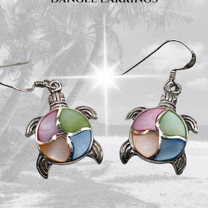 Puede incluir: Pendientes colgantes de plata de ley con diseño de tortuga. Cada tortuga tiene un caparazón colorido con segmentos rosas, verdes, azules y blancos. Los pendientes tienen cierre de gancho. El texto "STERLING SILVER & MOP TURTLE DANGLE EARRINGS" está en la parte superior.