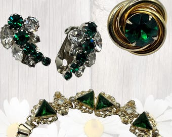 Conjunto de joyas vintage con diamantes de imitación verdes: 1 pulsera, 1 juego de pendientes de clip y 1 broche.