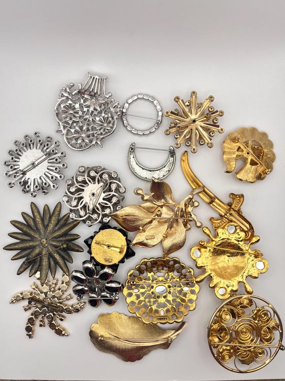 Set of 17 Brooches - Signed & Unsigned - image 6