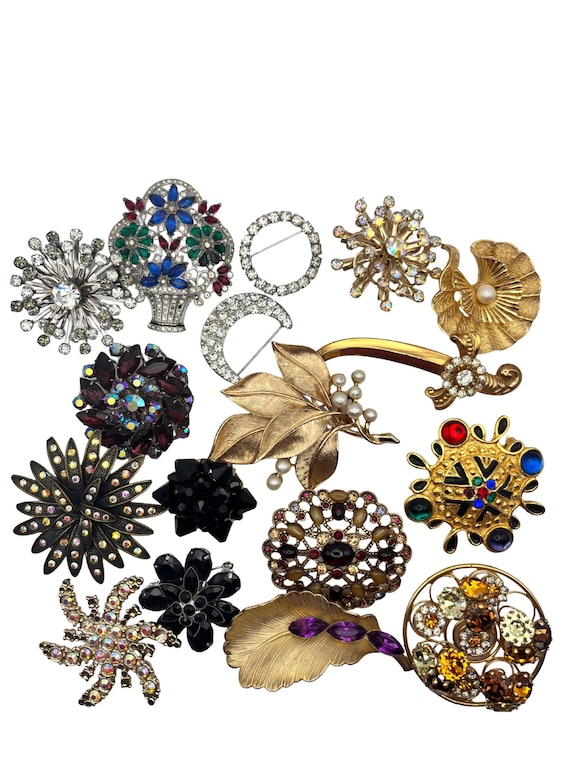 Set of 17 Brooches - Signed & Unsigned - image 1