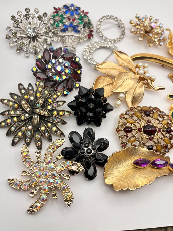 Set of 17 Brooches - Signed & Unsigned - image 5