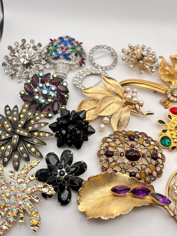 Set of 17 Brooches - Signed & Unsigned - image 7