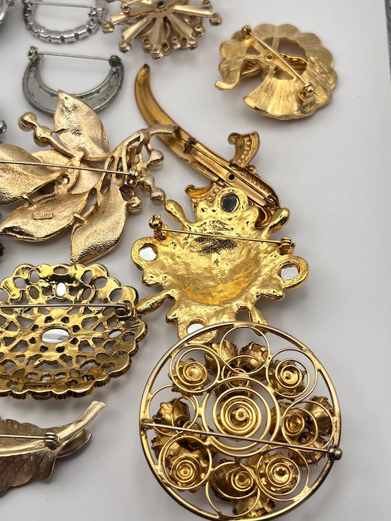 Set of 17 Brooches - Signed & Unsigned - image 4