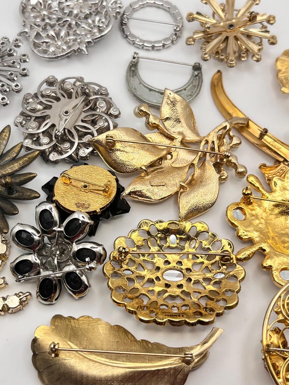 Set of 17 Brooches - Signed & Unsigned - image 9