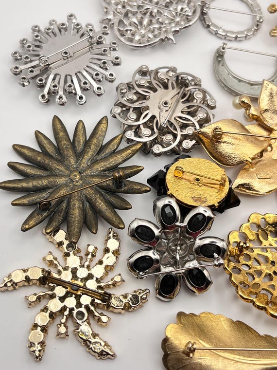 Set of 17 Brooches - Signed & Unsigned - image 8